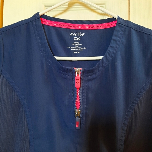 Koi lite scrubs serenity double zipper top. Size XXS - Picture 3 of 9